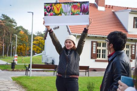 Studenci Erasmus+ sadzą tulipany (2023); Ogrodniczka Paulina Jeziorek